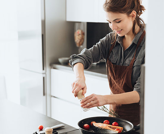 cuidados-chica-cocinando